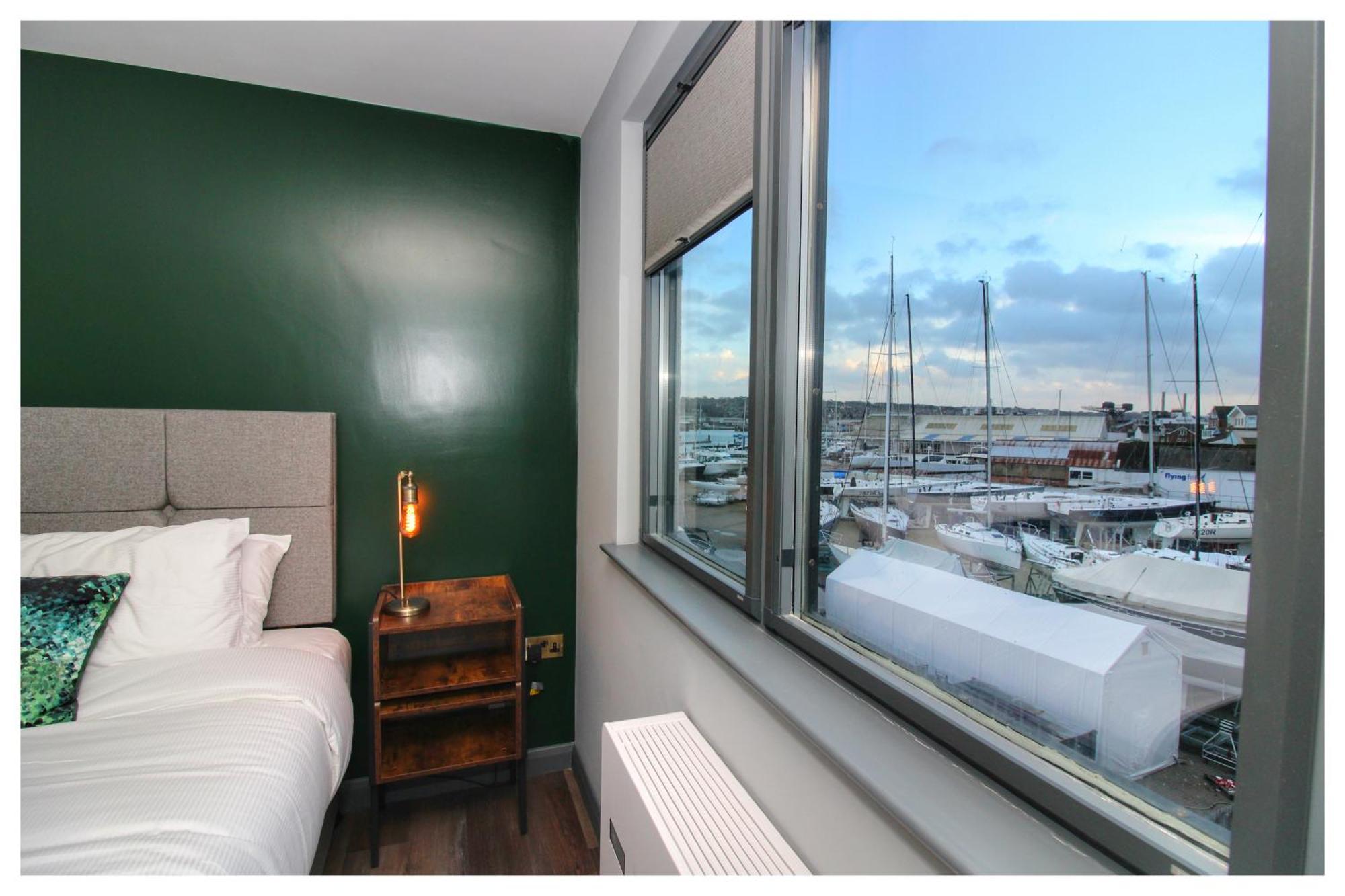 Pinnacle Suites Hotel Cowes  Buitenkant foto